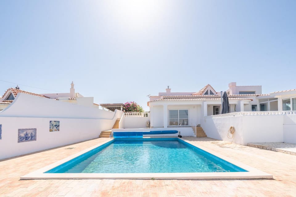 Property building, Swimming pool, sunbed