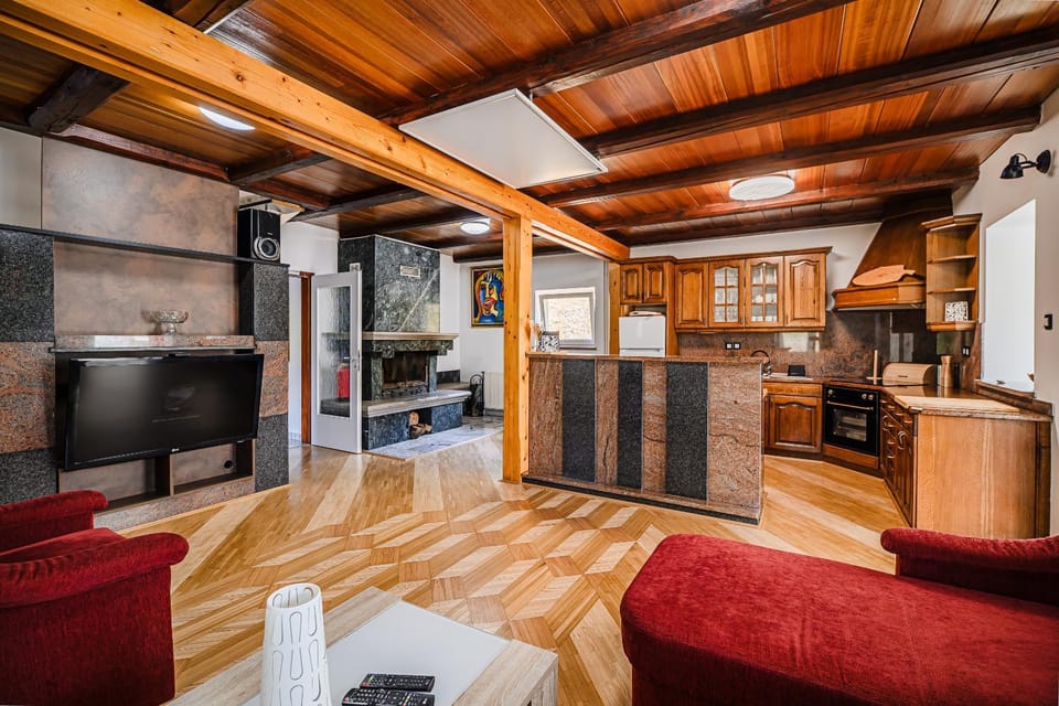 TV and multimedia, Kitchen or kitchenette, Living room, Seating area