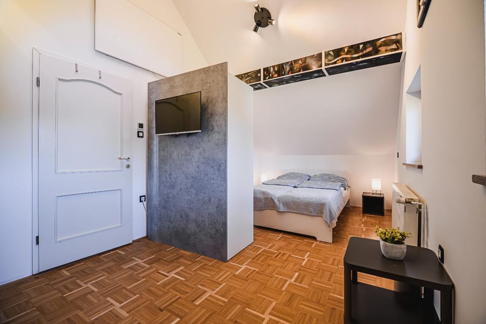 Bed, TV and multimedia, Bedroom