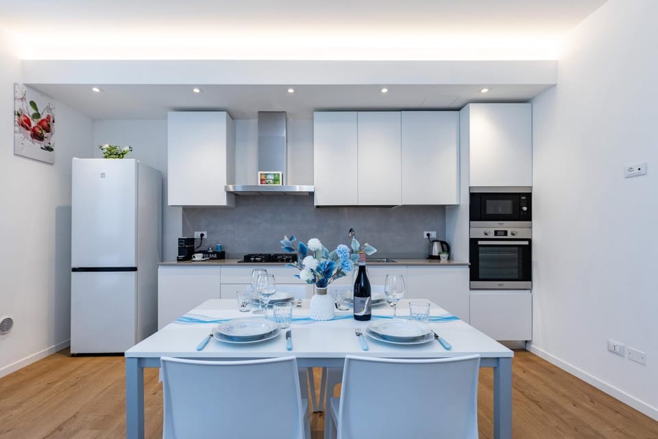 Kitchen or kitchenette, Dining area, oven, stove