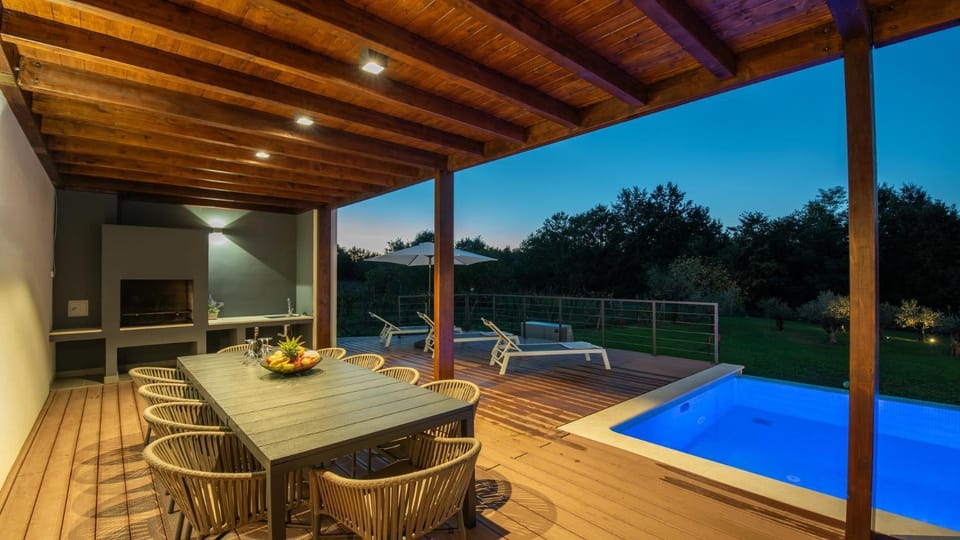 Property building, BBQ facilities, Garden, Balcony/Terrace, Seating area, Swimming pool