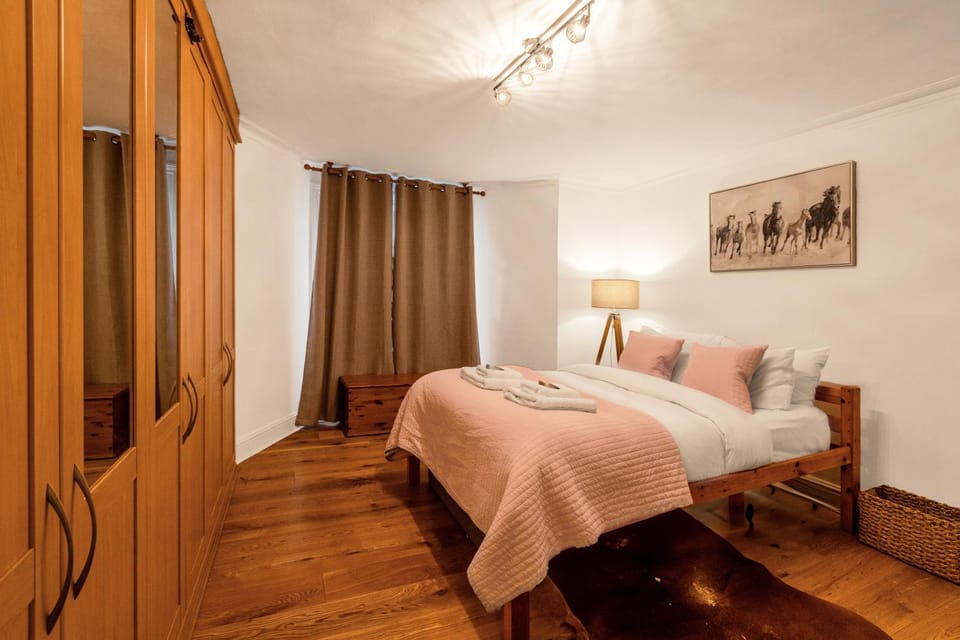 Bedroom, wardrobe