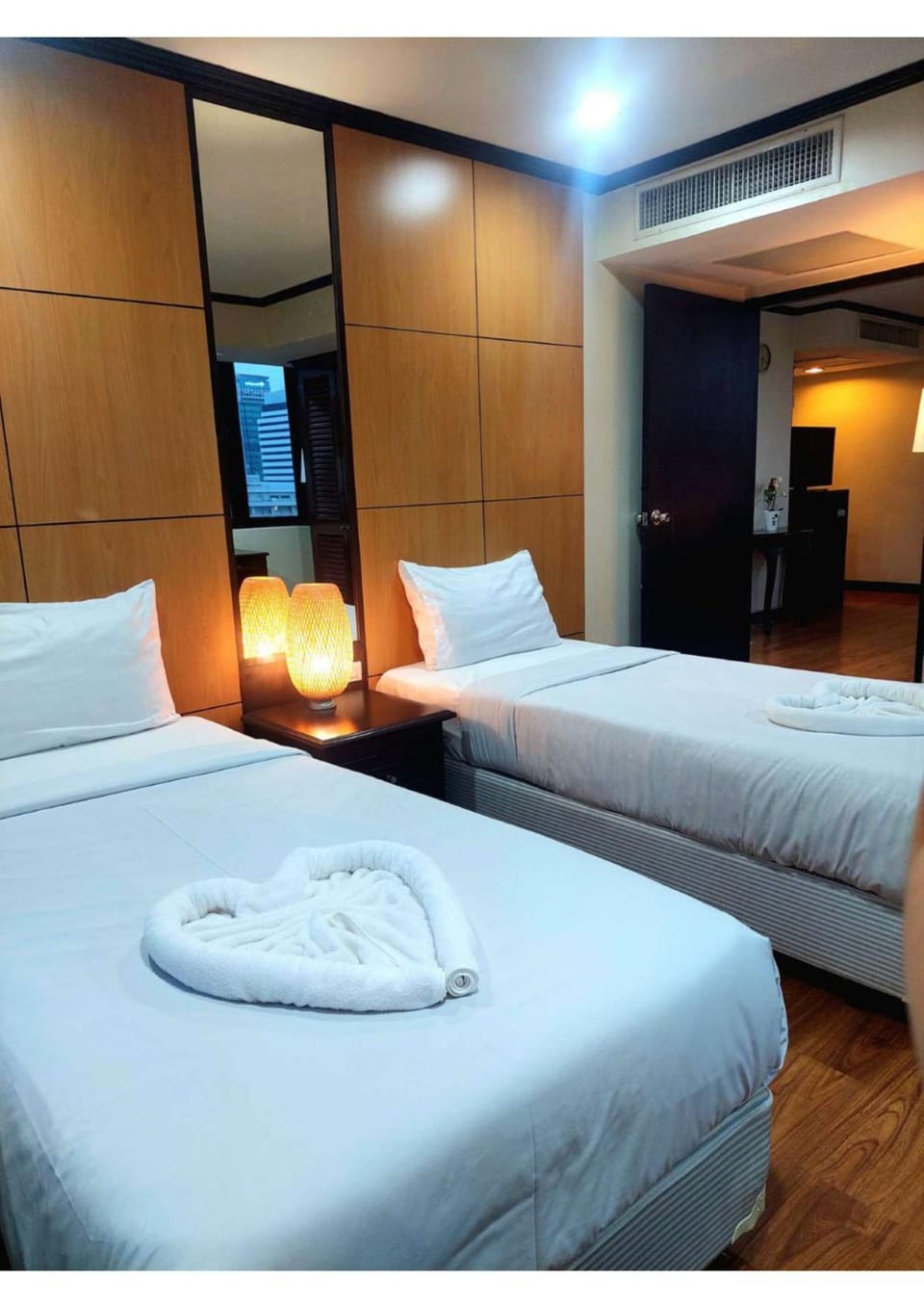 Bed, Bedroom, towels