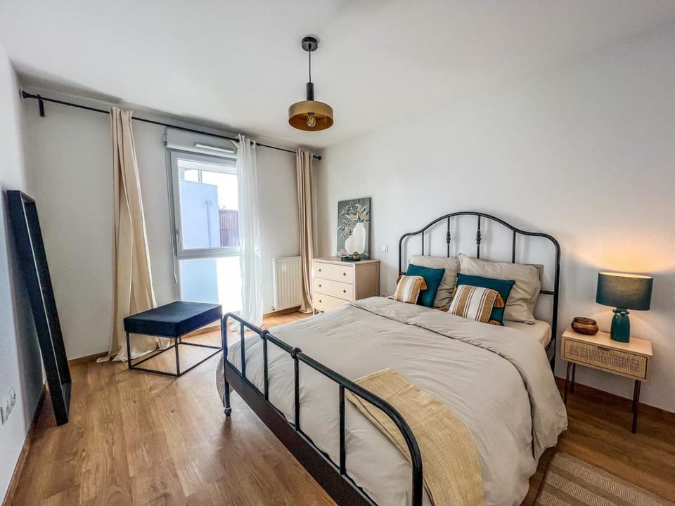 Bed, Photo of the whole room, Bedroom