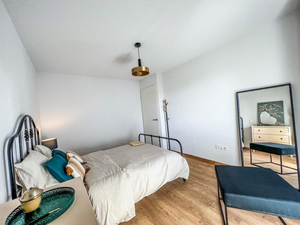 Photo of the whole room, Bedroom