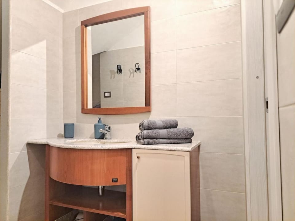 Bathroom, towels, wardrobe