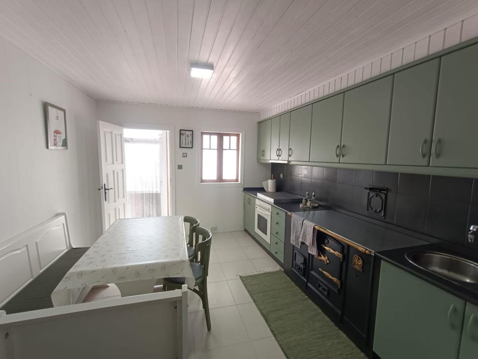 Kitchen or kitchenette, Dining area, oven, pet friendly, stove