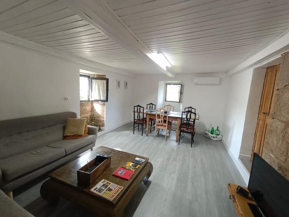 TV and multimedia, Seating area, air conditioner