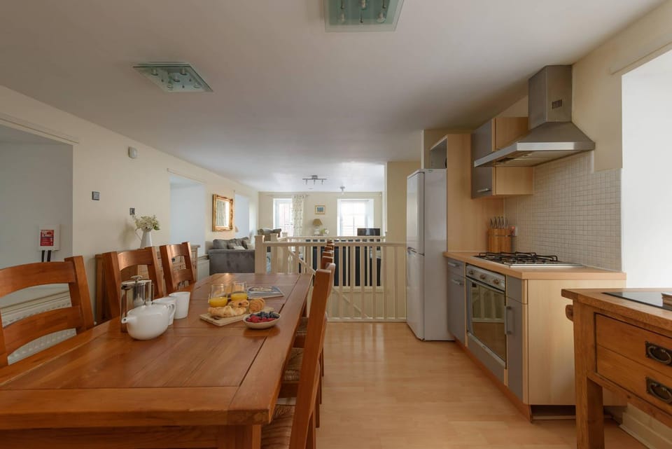 Kitchen or kitchenette, Food and drinks, Dining area, oven, stove