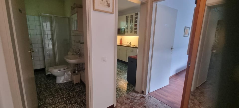 Einzelzimmer mit Gemeinschaftsbad -und Küchenbenutzung Vacation rental in Canton of Ticino