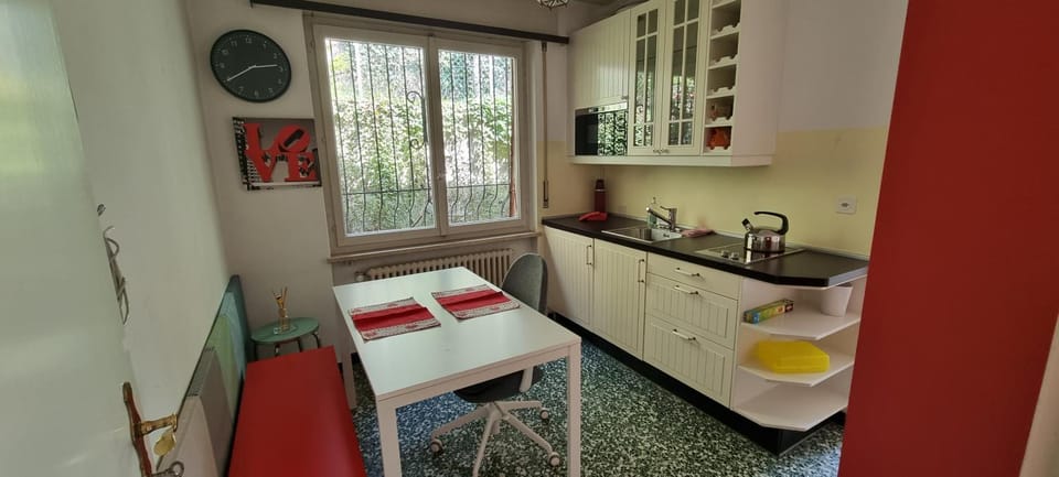 Einzelzimmer mit Gemeinschaftsbad -und Küchenbenutzung Vacation rental in Canton of Ticino