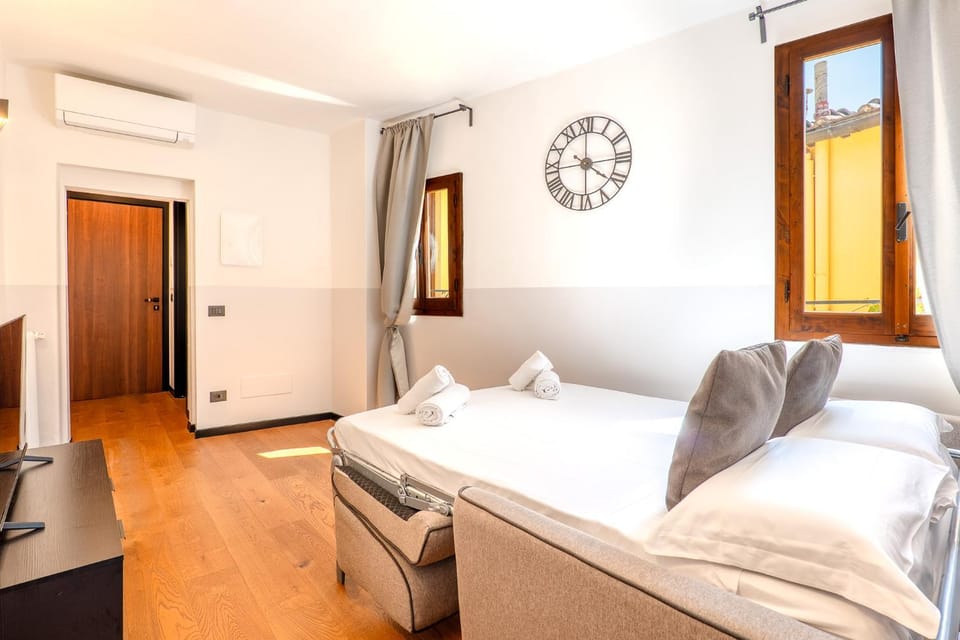 Bed, Living room, Seating area, towels, air conditioner