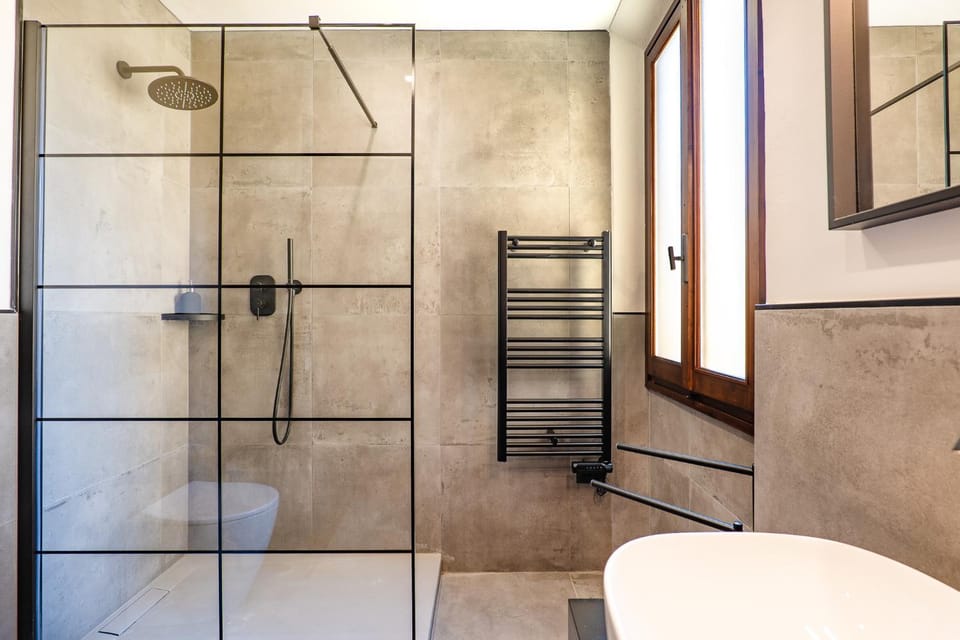 Shower, Toilet, Bathroom, towels