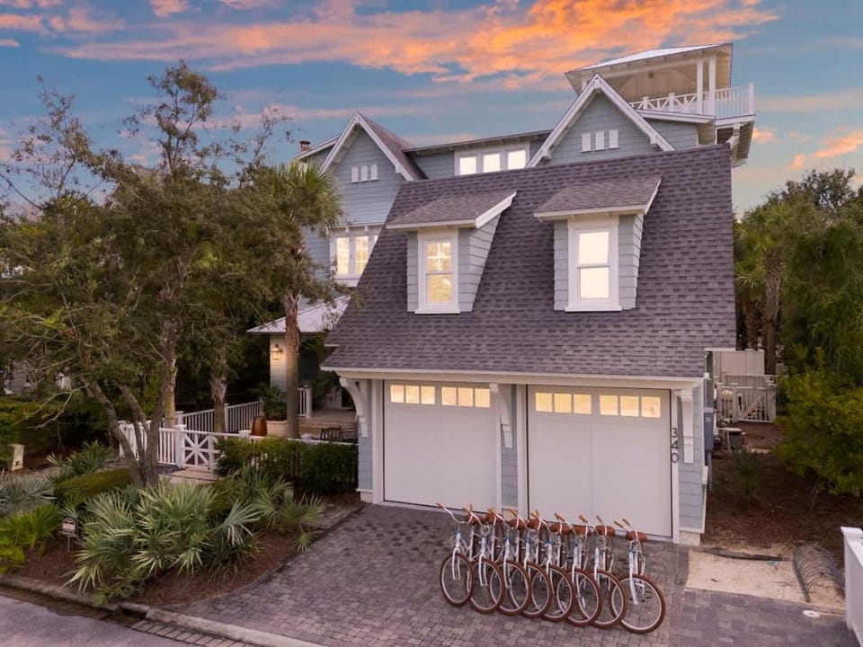 Water and Wine by Stay on 30a, Private Beach- Bikes! House in South Walton County