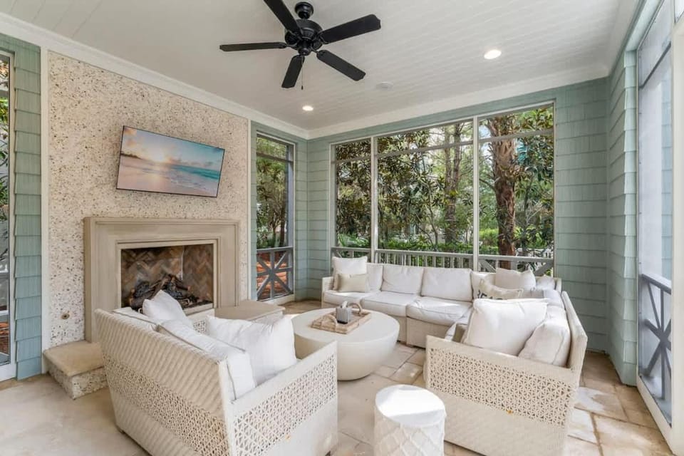 Water and Wine by Stay on 30a, Private Beach- Bikes! House in South Walton County