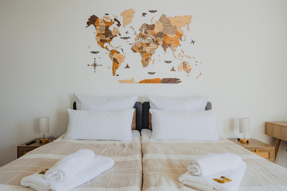 Bed, Photo of the whole room, Decorative detail, Bedroom, Family, Family, furniture, towels