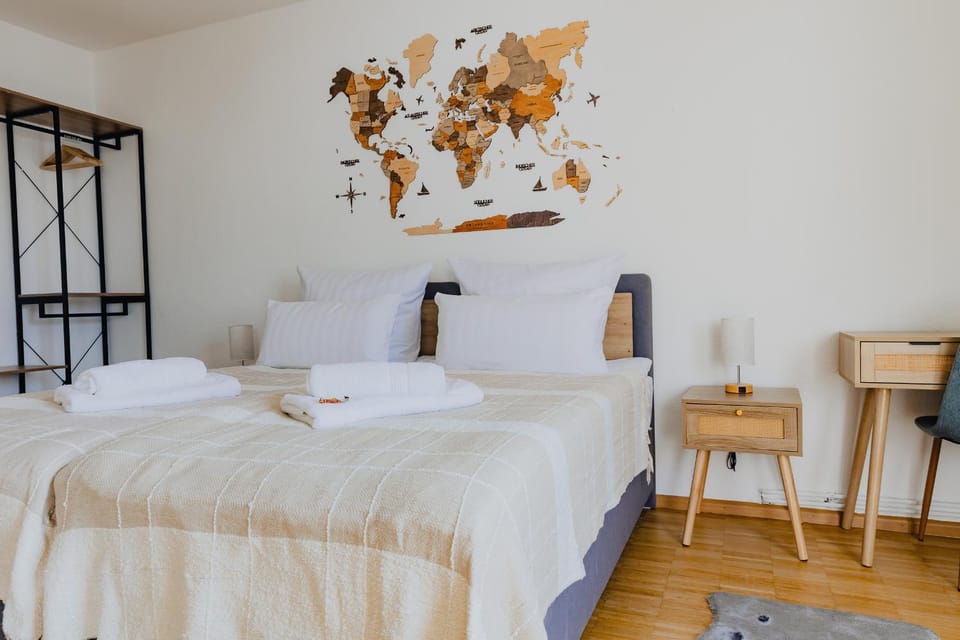 Bed, Photo of the whole room, Decorative detail, Decorative detail, Bedroom, towels