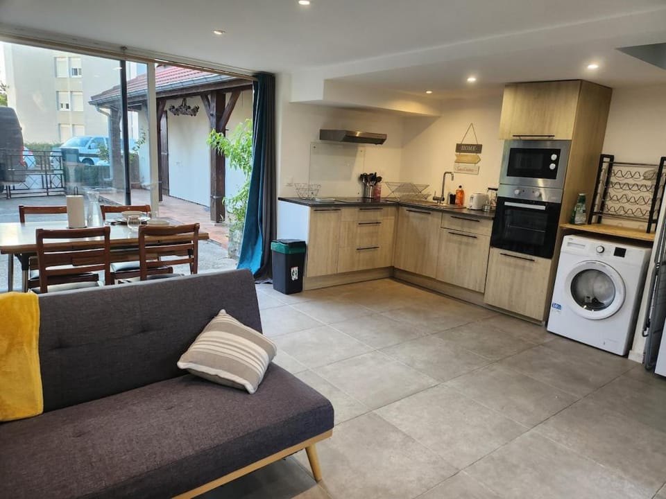 Kitchen or kitchenette, Living room, Seating area, Dining area, oven, pet friendly, stove, toaster, washing machine