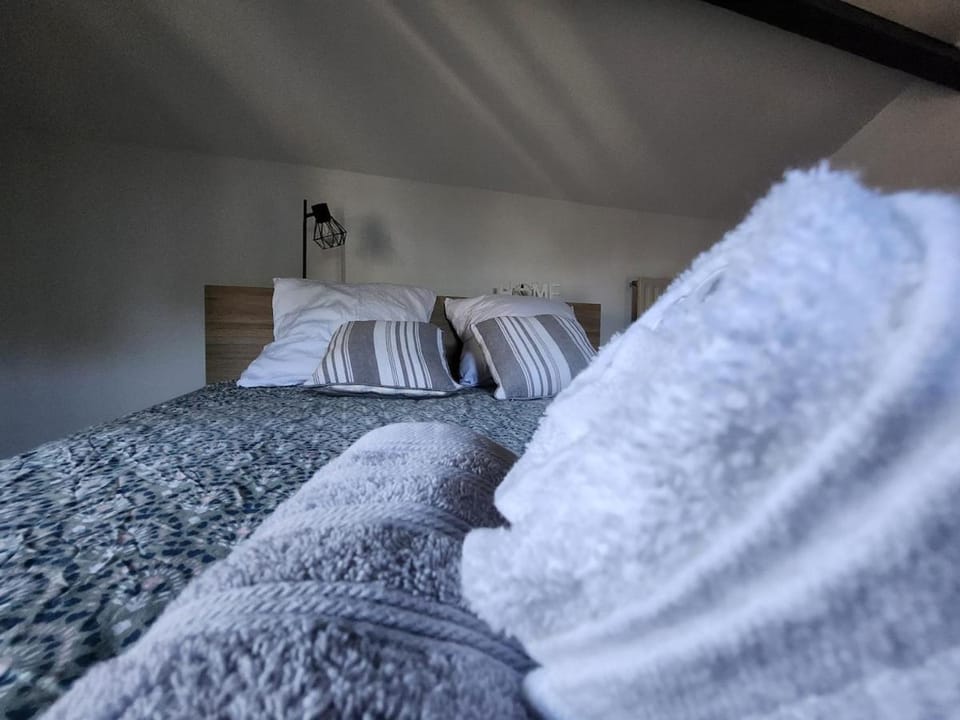 Bedroom, towels