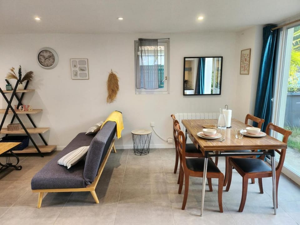 Living room, Dining area