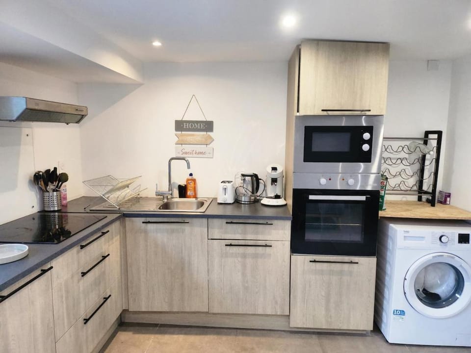 Coffee/tea facilities, Kitchen or kitchenette, oven, stove, toaster, washing machine