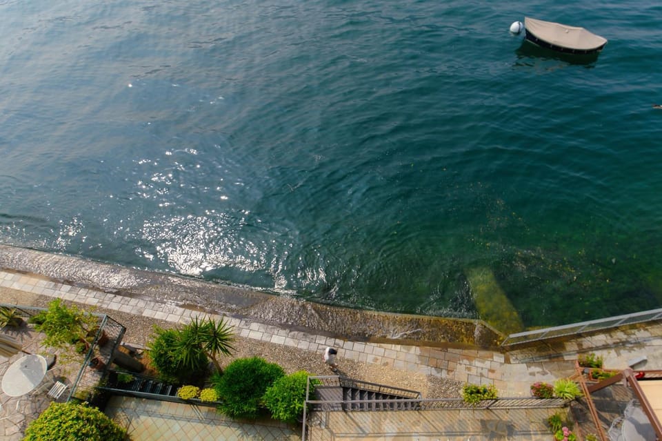 Grace - Lakefront view - PRIVATE GARAGE - AC Apartment in Tremezzina