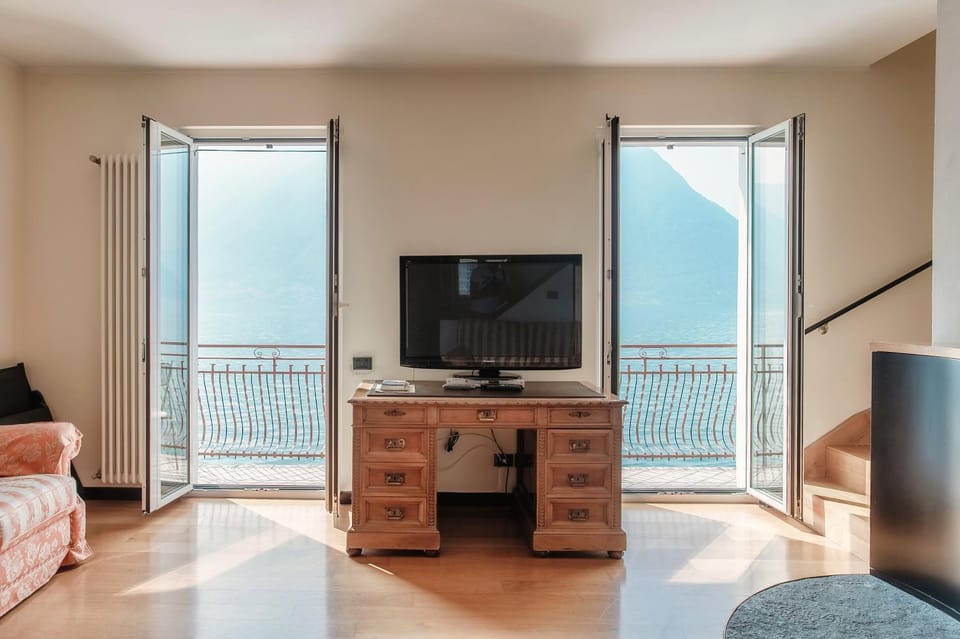 Grace - Lakefront view - PRIVATE GARAGE - AC Apartment in Tremezzina