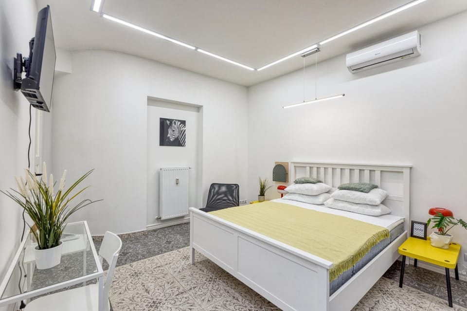 Bed, Seating area, Bedroom