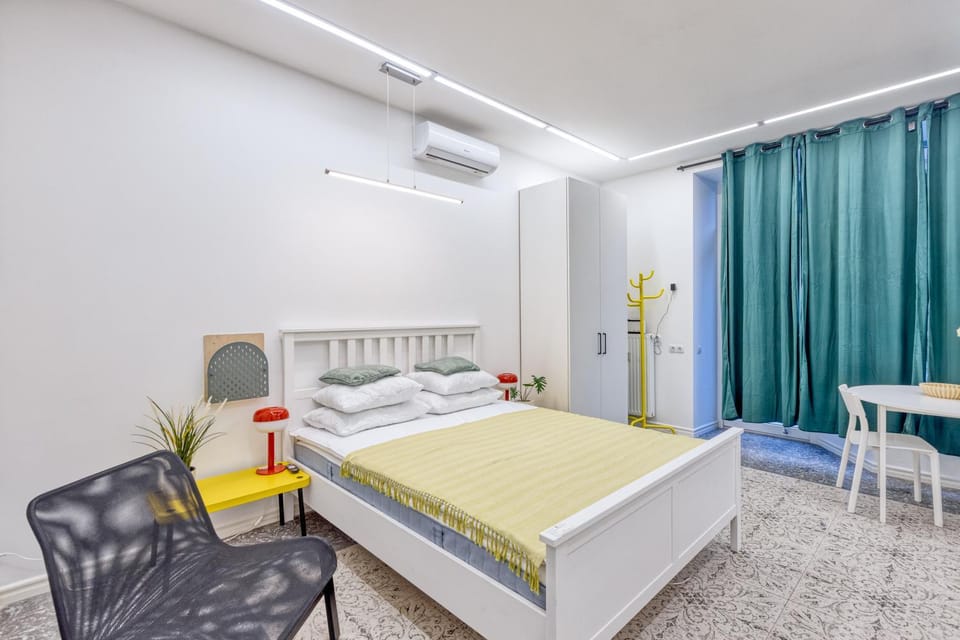 Bed, Living room, air conditioner