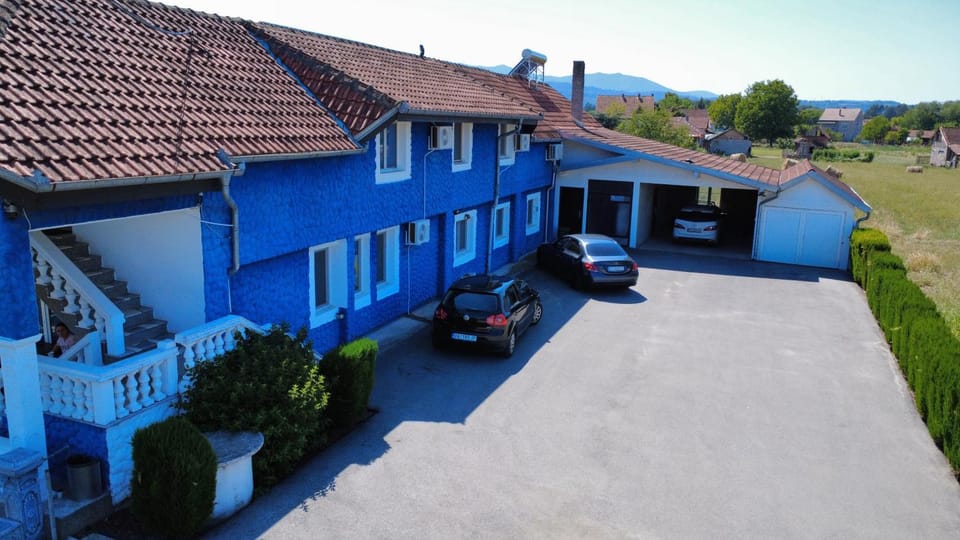 Property building, Day, Neighbourhood, Street view, Parking