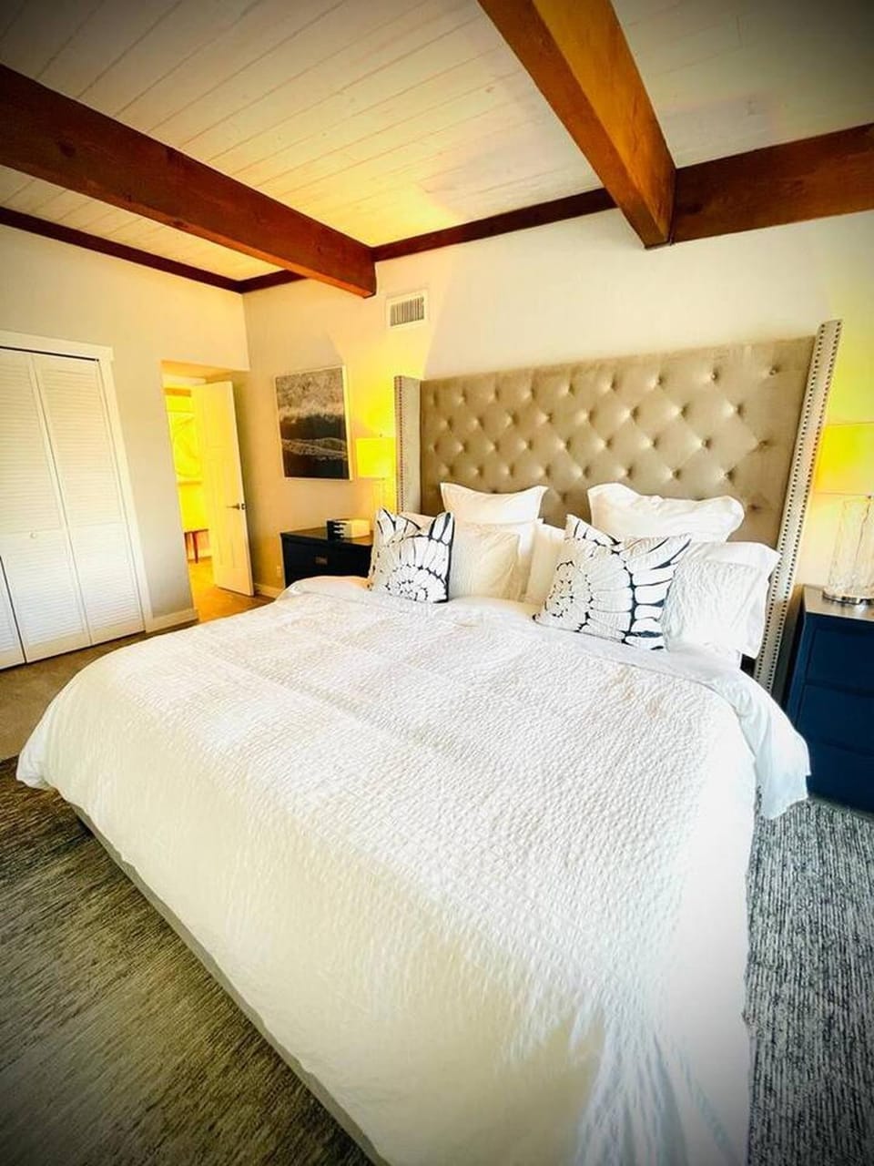 Photo of the whole room, Bedroom