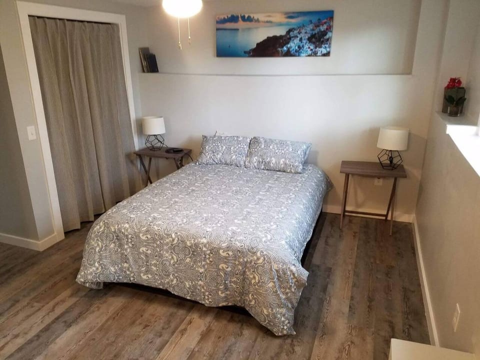 Bed, Bedroom, wardrobe, washing machine, dryer