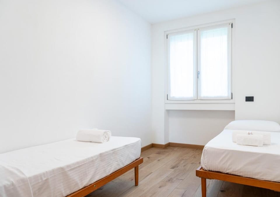 Bedroom, towels