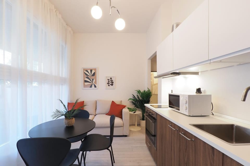 Kitchen or kitchenette, Dining area, oven, stove