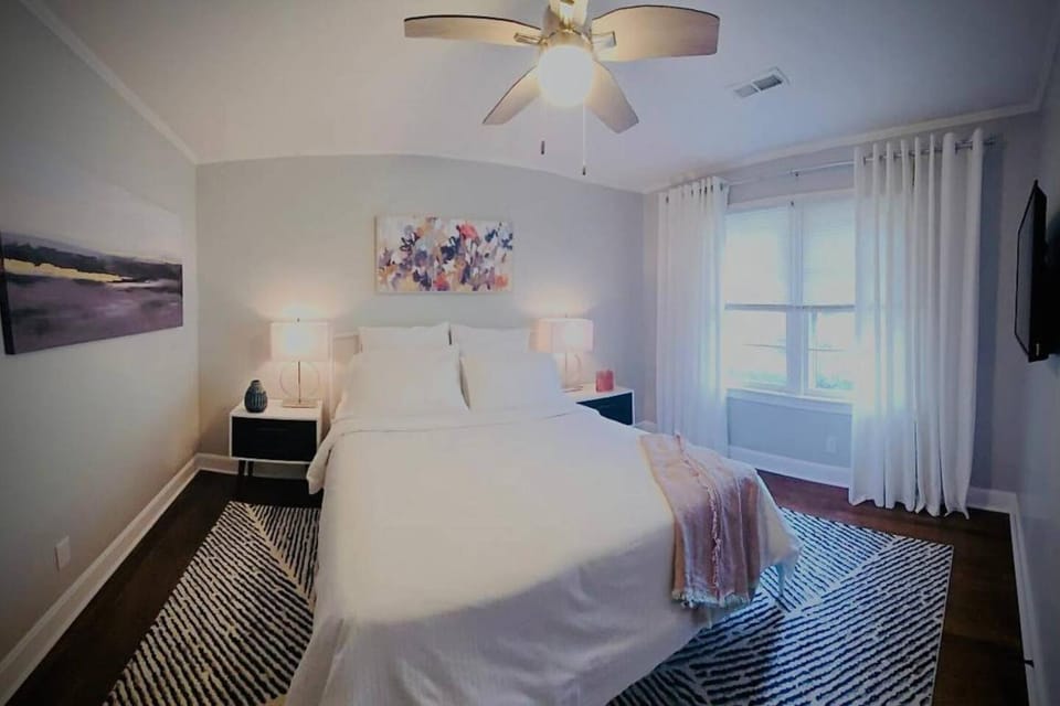 Photo of the whole room, Bedroom