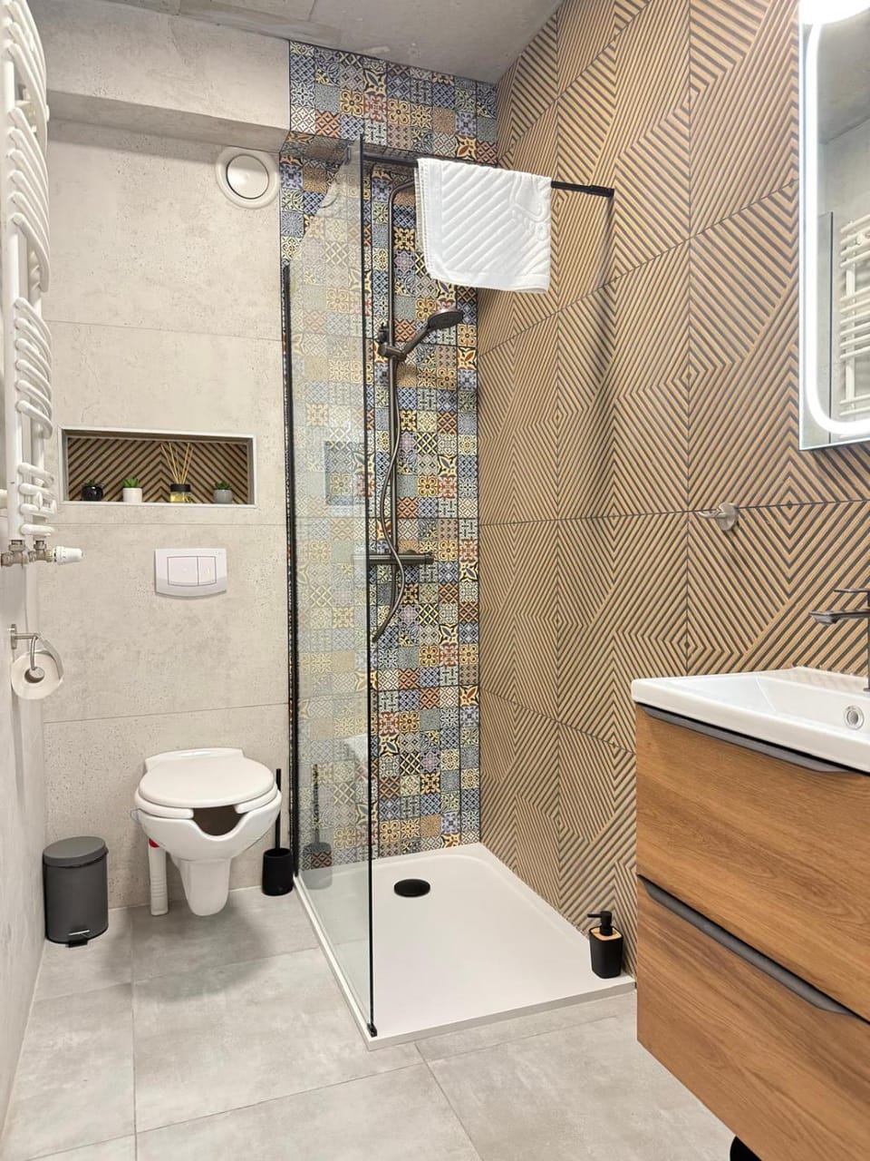 Shower, Toilet, Bathroom, towels