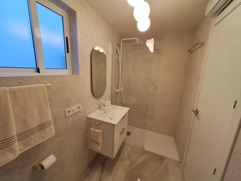 Shower, Toilet, towels