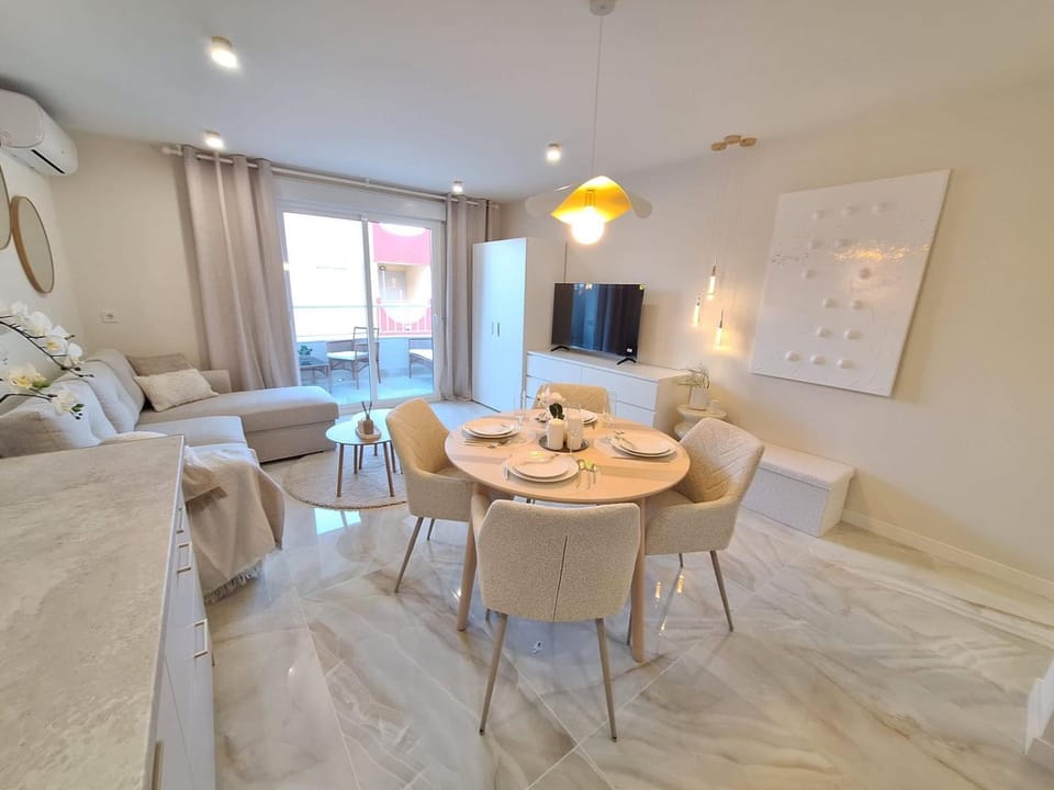 TV and multimedia, Living room, Seating area, Dining area, air conditioner