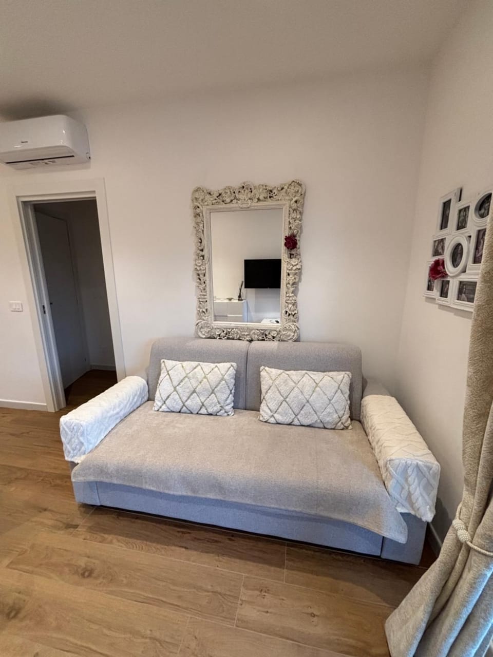 Bed, Living room, air conditioner