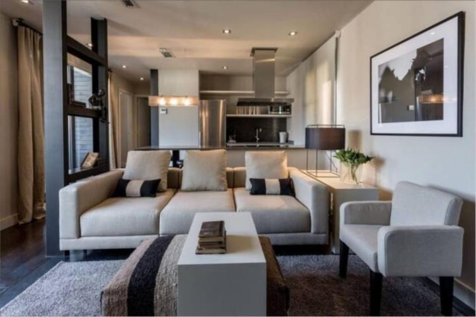 TV and multimedia, Kitchen or kitchenette, Living room, Seating area, Dining area