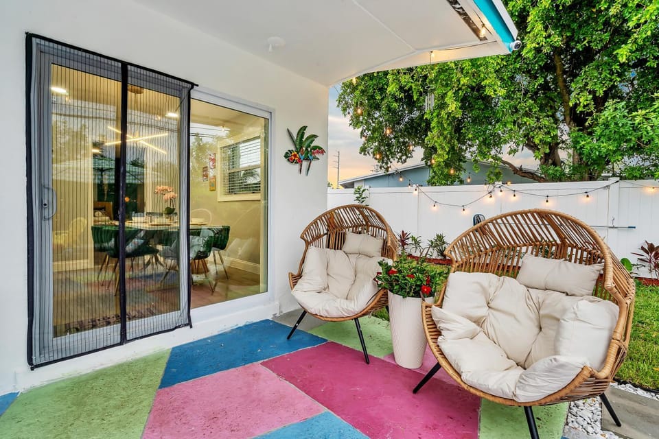 Charming Tropical Getaway with Heated pool-3mile to Beach House in Pompano Beach