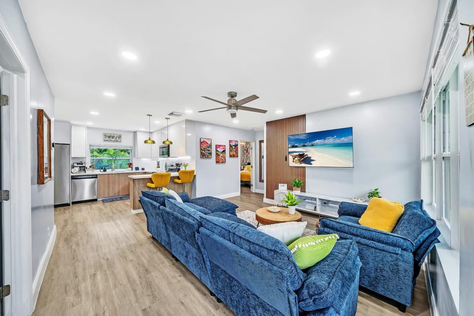 Charming Tropical Getaway with Heated pool-3mile to Beach House in Pompano Beach