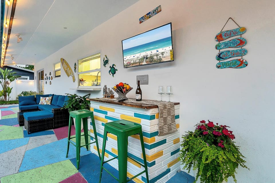 Charming Tropical Getaway with Heated pool-3mile to Beach House in Pompano Beach