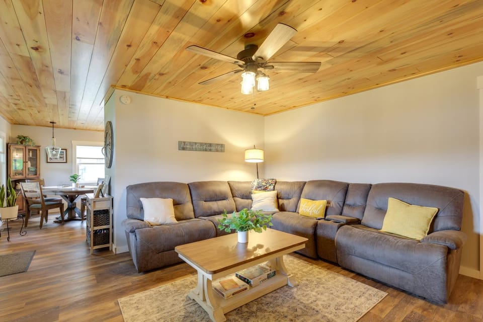 Waterfront Haven Bi-Level Lakefront Deck/Game Cntr House in Lake George
