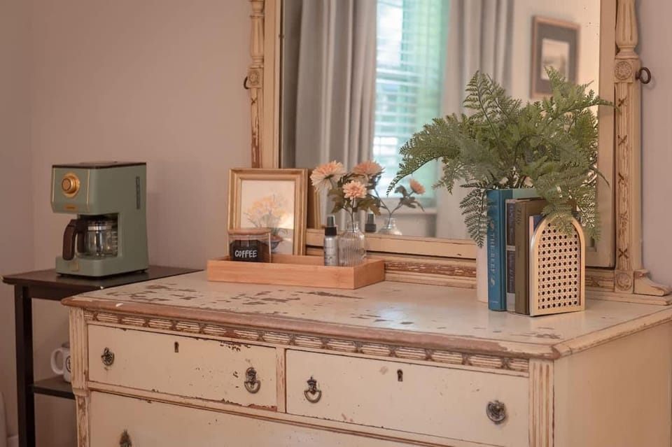 LMI -14- Glenn Falls Room: Summers Dream Bed and Breakfast in Alabama