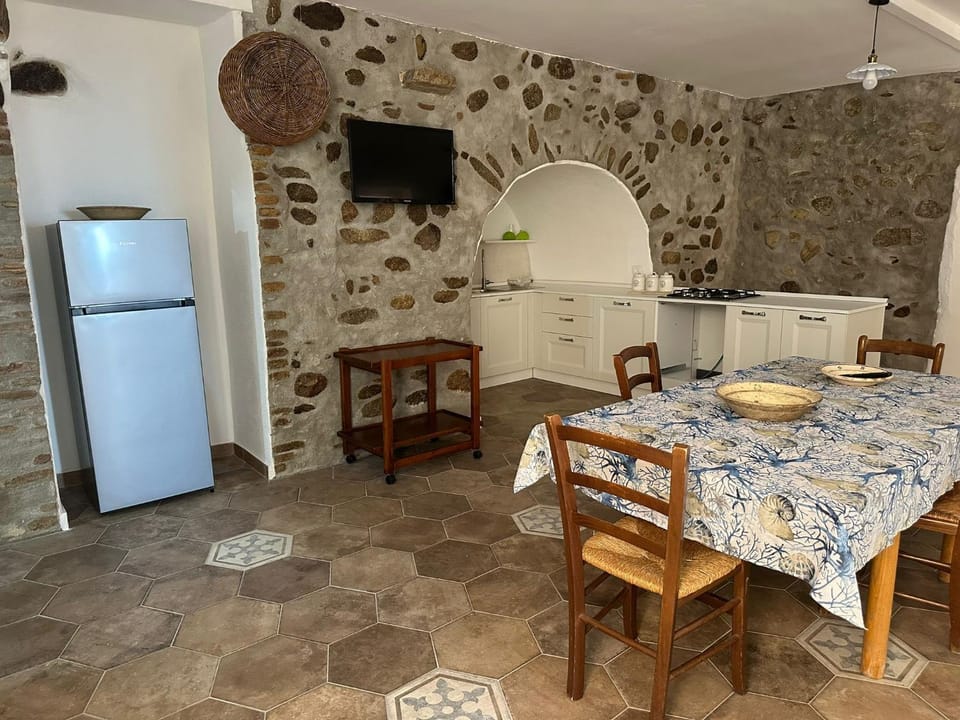 TV and multimedia, Kitchen or kitchenette, Living room, Seating area, Dining area, oven