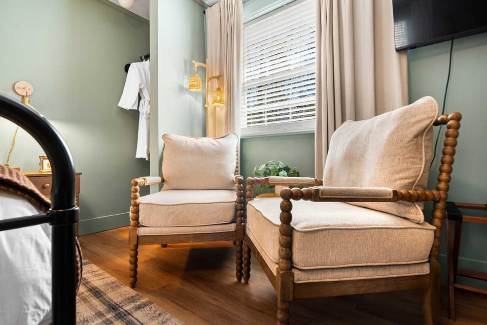 LMI -15- Laurel Falls Room: Summers Night Inn in Alabama