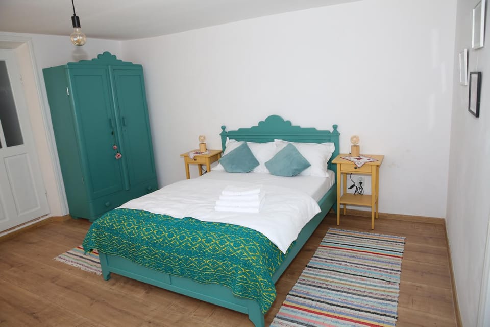 Bed, Photo of the whole room, wardrobe