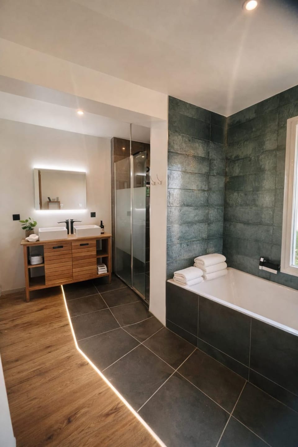 Shower, Bathroom, Bath, hair dryier, heating, towels, washing machine, dryer