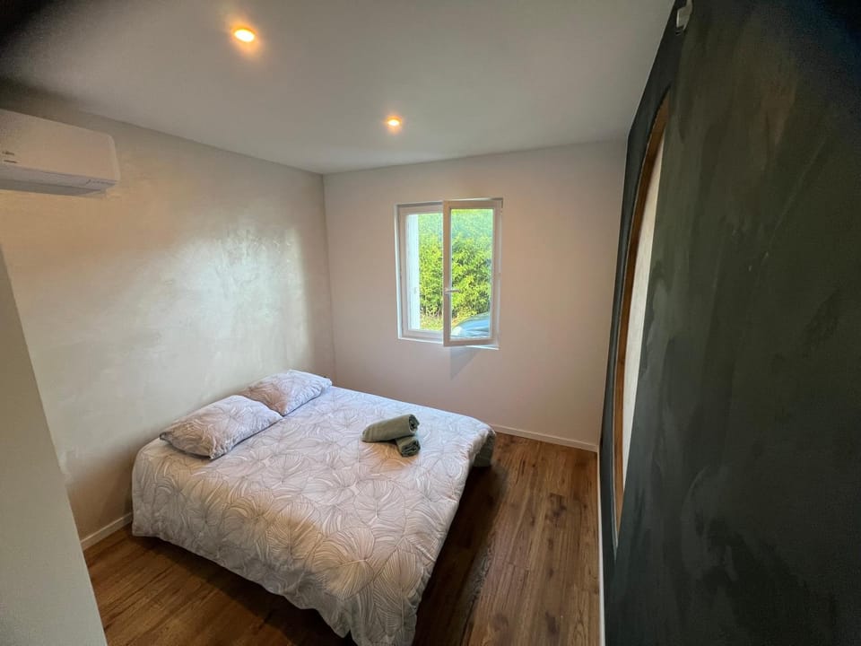 Bed, Photo of the whole room, Bedroom, towels, towels, air conditioner, air conditioner